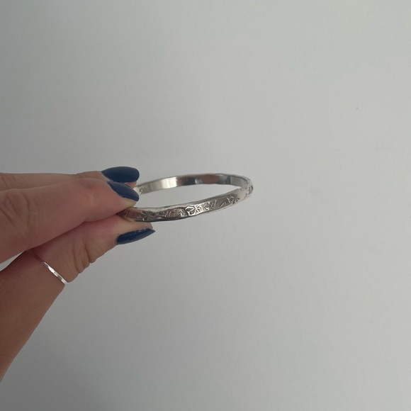 Sterling silver Mexico flower motif bangle - Picture 4 of 5